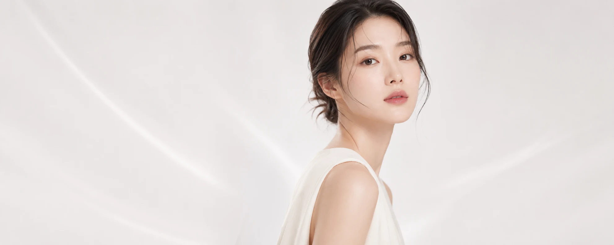 Cosmetics campaign model adapted for 21:9